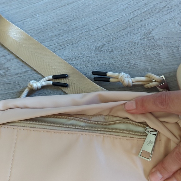 BNWOT  belt bag - Picture 2 of 6